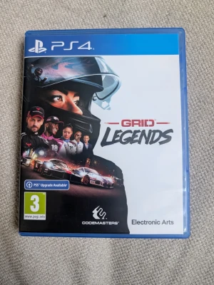 GRID Legends till PS4 - GRID Legends till PlayStation 4 är ett racingspel där du kan skapa egna lopp, tävla mot vänner och uppleva en story med olika karaktärer. Omslaget är blått med motiv av bilar och förare. Spelet är utvecklat av Codemasters och passar från 3 år.