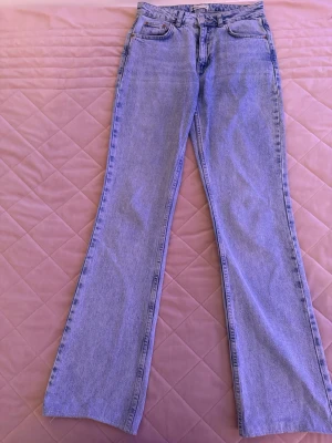 Ljusblå jeans från Gina Tricot  - Säljer dessa ljusblå jeans med medelhög midja från Gina Tricot i storlek 36