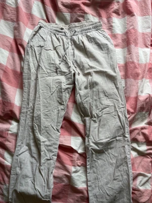 Randiga pyjamasbyxor  - Begie och vita är dom, sköna och har inga fickor baktill. Skriv om ni har frågor eller vill ha mer bilder.💞