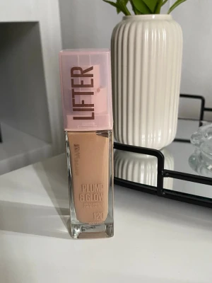 Maybelline Lifter Plum & Glow Foundation - Använd 1-2 gånger💕I färgen 120