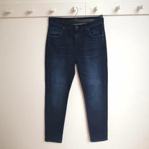 Mörkblå jeans från Lee W29 L32 - Mörkblå jeans från Lee i mycket bra skick. De har en klassisk femficksdesign och en bekväm passform. Modell Austin storlek W 29 L32. Innerbenslängd ca 78 cm. 