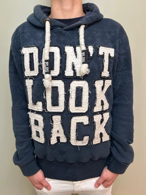 Mörkblå vintage hoodie  - En mörkblå hoodie med snyggt tryck och ett unikt mönster. Av ett underground märket plus Eighteen. Storlek M OBS passar S-Xs 