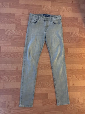 Jacob Cohën jeans - Ett par riktigt fräscha Jacob cohën jeans. De är i bra skick och använts sparsamt. Jag rekommenderar dessa 10/10. Priset är ej hugget i sten. Skriv vid frågor eller funderingar!☺️🙏🏻