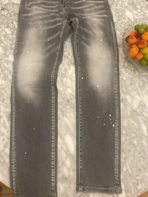 Dsquared2 Jeans gråa - Säljer ett par grå jeans dsquared då dessa är för små för mig 