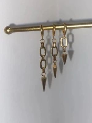 Örhängen  - Köp vårt eleganta paketerbjudande med örhängesmodellerna Iris, Leya och även ett kortare örhänge som normalt sätt inte säljs parvis! 🩷Örhängen i rostfritt stål, finns i både guld och silver 