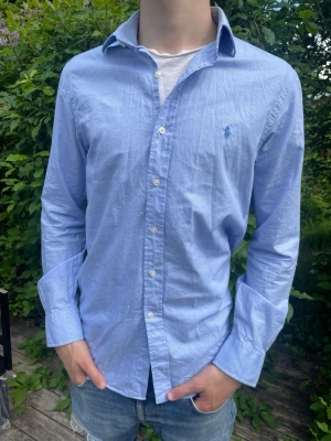 Blå skjorta från Ralph Lauren - Raffe skjorta! Storlek M! Härlig blå färg! Hör av er vid minnsta fundering! Pris kan diskuteras vid snabb affär! Slimfit 