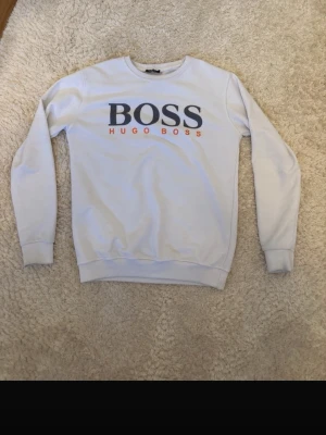 Hugo Boss hoodie - Vit Hugo Boss hoodie, på lappen står de storlek XL men jag är S och den passar helt okej kom gärna DM för info eller frågor