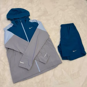 Nike Miler Set - Hej! Säljer nu en Nike jacka tillsammans med  matchande Nike shorts, både jackan och shortsen i storlek S, mycket bra skick 10/10. Hör av er vid frågor eller vid  intresse!😁