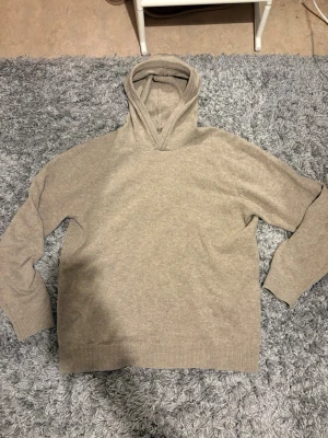 Beige hoodie i merinoull - En riktigt skön hoodie från valient i merinoull. Säljer då den inte riktigt längre kommer till användning och rensar även garderoben. Köpt för runt 800 förra hösten men fortfarande i riktigt bra skick. Kan gå ner nån krona i pris vid snabb affär. Tveka inte på att höra av er vid frågor eller liknande🙌