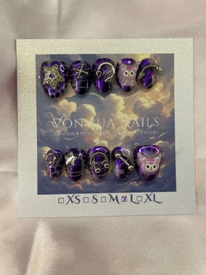 PurpleKuromi (L);ExtraShortAlmond  - Unika handgjorda press-on naglar i lila och svart. Naglarna har coola 3D-dekorationer som stjärnor, kuromi, kedjor. Formen är kort oval och är i L: 17 mm, 12,5 mm, 13 mm, 12 mm, 10 mm . Perfekt för dig som vill sticka ut med en edgy och kreativ look.