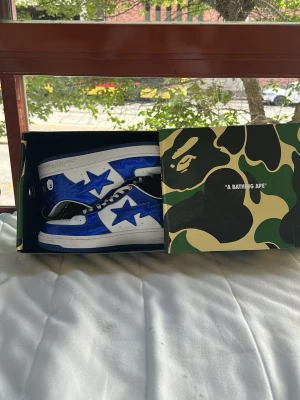 Blåvita BAPE STA sneakers - Nästan helt NYA! använts 3-4 gånger, lite smutsig under skon men de är typ de ända!😁🔥