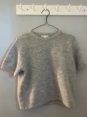 Stickad grå T-shirt - Jättefin