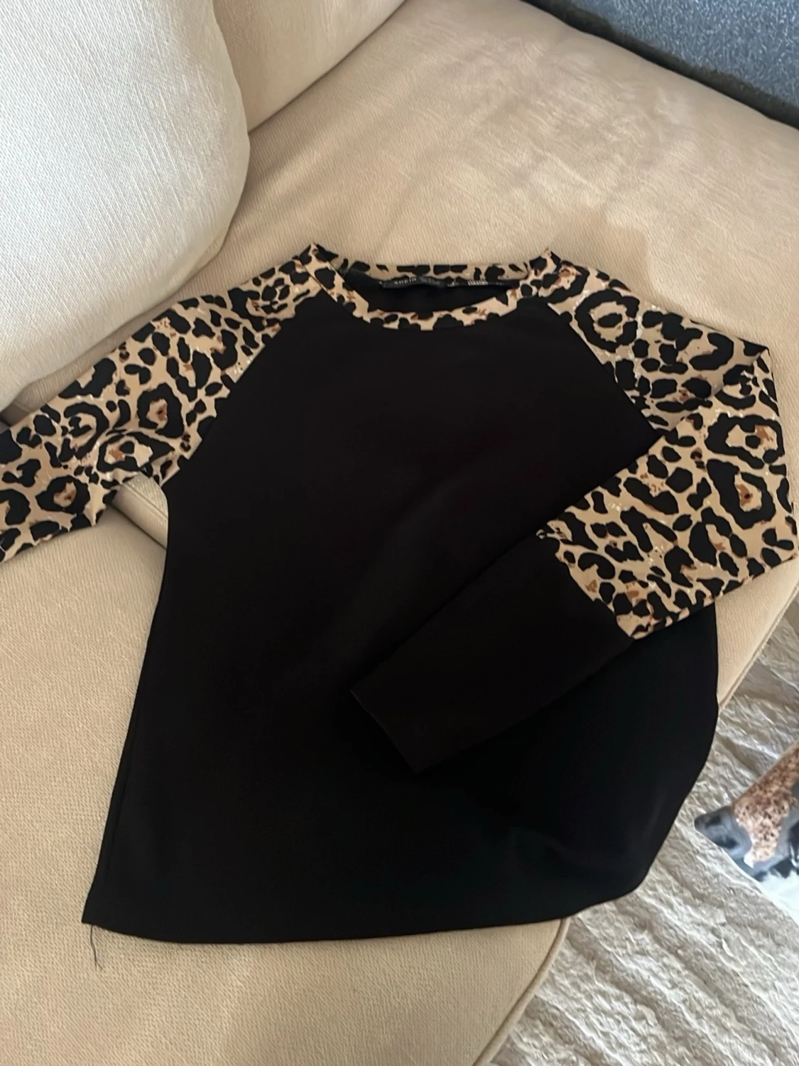 Svart topp med leopardärmar - 2