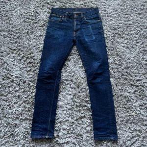 Nudie Jeans Grim tim - Säljer dessa riktigt feta Grim Tim nudie jeansen med en unik wash och fint skick!👏Storlek : W31/L32!🤝Hör gärna av er om ni har funderingar!🌟