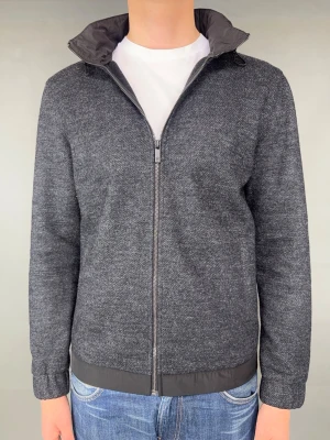 Massimo dutti cardigan - Massimo dutti cardigan Märke: Massimo dutti Storlek: M Passform: Färg: Svartgrå Skick: Mycket bra Beskrivning: utan defekter Modellen på bilden: 183 cm / 75 kg