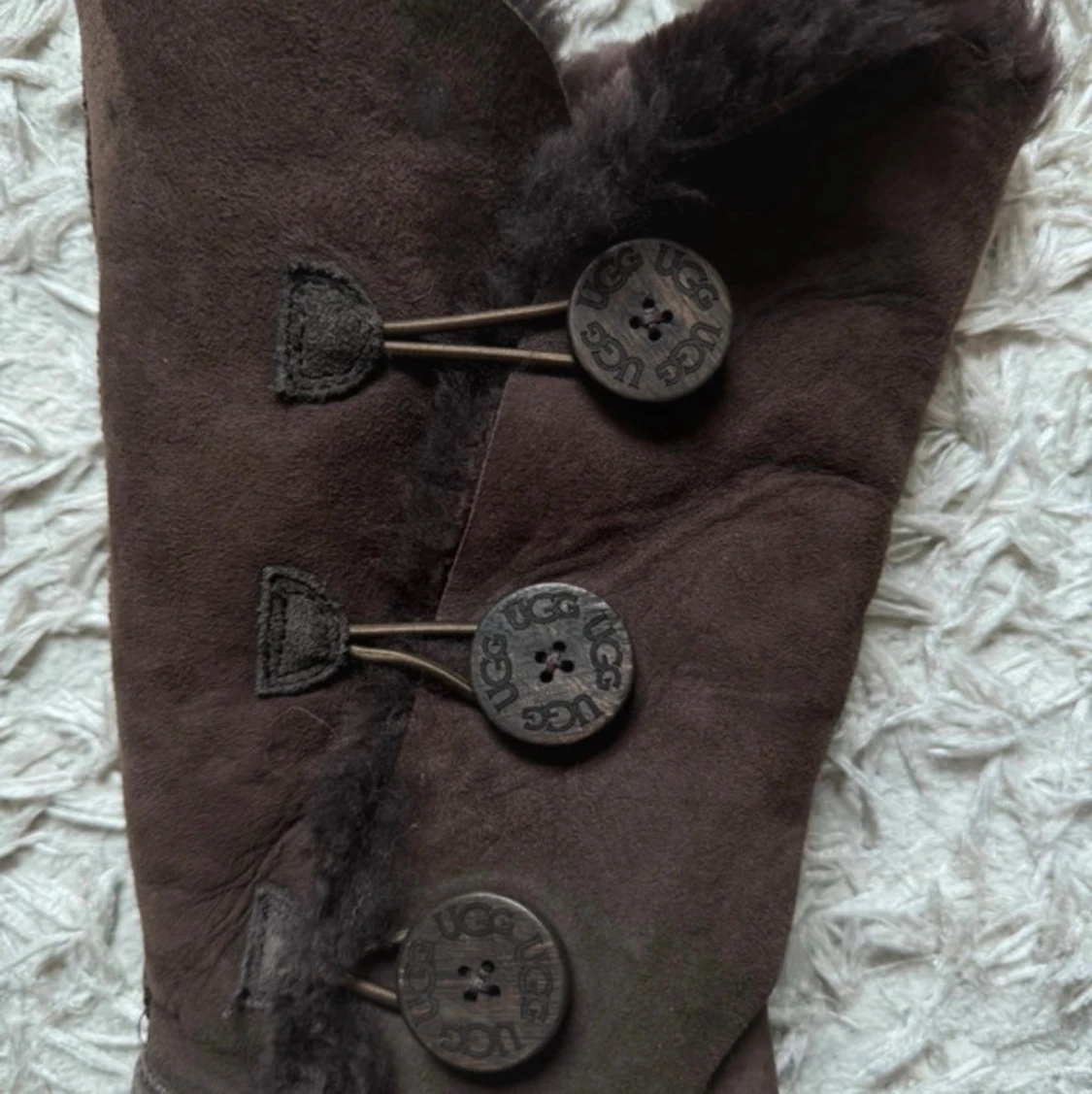 Bruna UGG-stövlar med knappar - 1