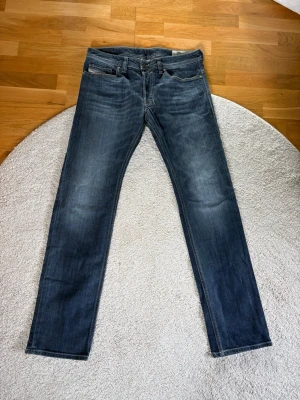 Marinblå raka jeans från Diesel - Säljer ett par blå slim fit jeans från Diesel med snygga tvättningar. 32/32. Pris kan diskuteras 