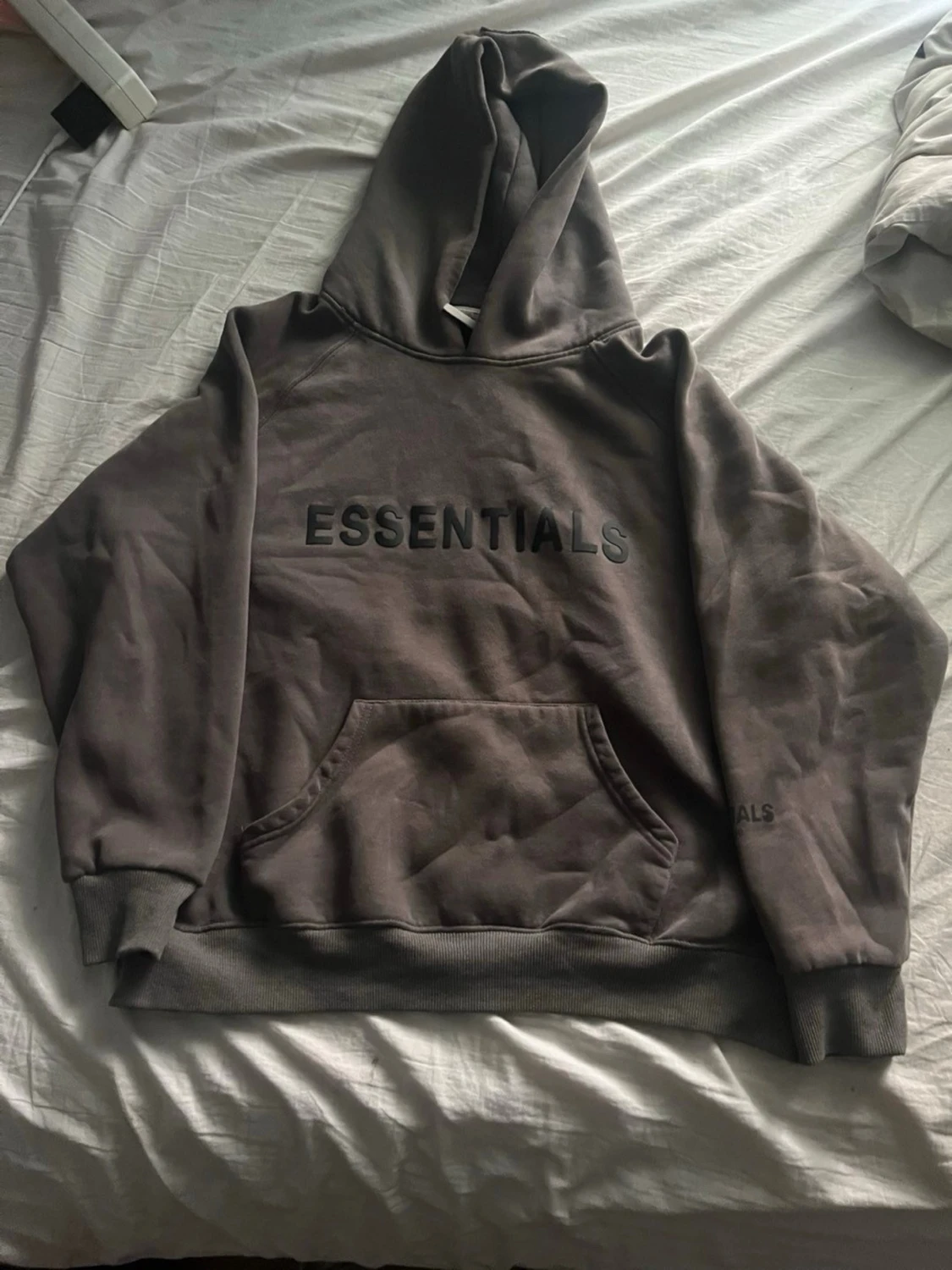 Brun Essentials hoodie med huva