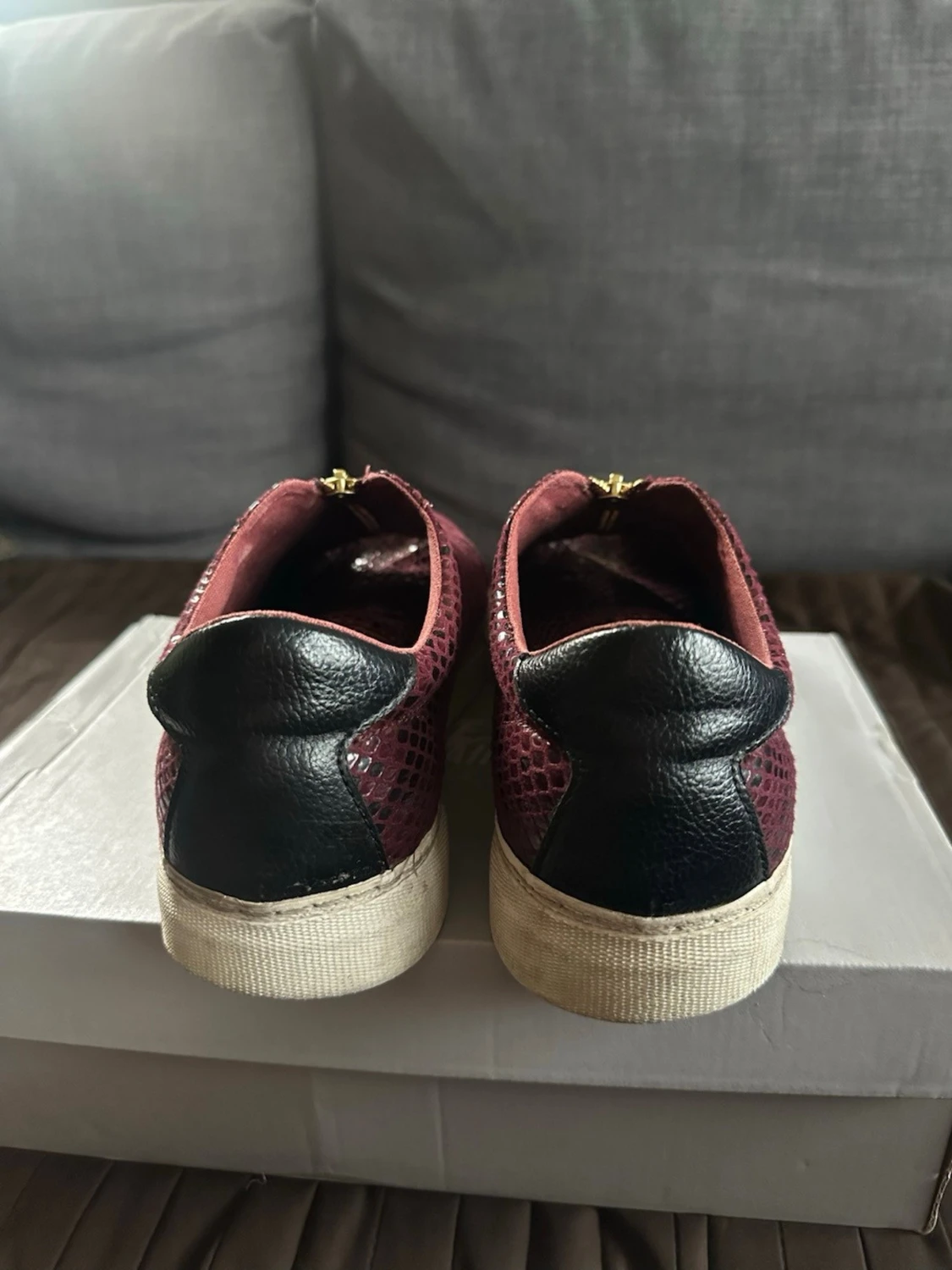 Vinröda sneakers med ormmönster - 3