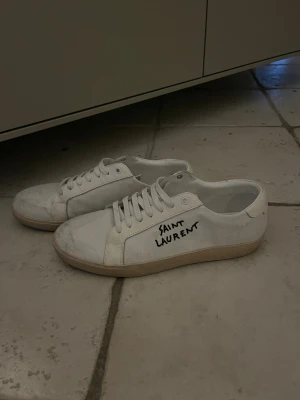 Saint Laurent skor  - Säljer  ett par feta skor som är i storlek 44 men passar även 43. Det använda cirka 3 gånger och är i extremt fint skick endast lite smuts som enkelt går o tvätta bort. Har ingen låda eller äktahetsbevis för detta pjucks och det är en av anledningarna till att jag säljer  de så billigt  jämfört med nypriset. Priset kan diskuteras vid en snabb affär!  