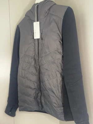 Sail Racing Spray Hybrid cardigan  - * Hej säljer min sail racing jacka hybrid * knappt andvänd * Org pris ca 1500 * Bra för våren/hösten * Hål vid ena axeln, för mer info kontakta mig  * Pris kan diskuteras! 