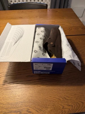 Birkenstock Boston  - Endast testade, mjuk fotbädd.  Storlek EU 42. Hör av er vid funderingar