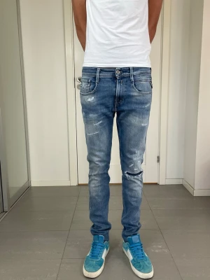 Replay Anbass Jeans - Säljer nu dessa Replay Anbass Jeans med snygga slitningar i populär design, mått ca 38,5 o 105 cm. skriv för fler bilder/frågor🙌🏼