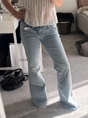 Ljusblå bootcut jeans - Helt nya jeans från Gina tricot, aldrig använda med lappen kvar, säljer dom eftersom dom är är långa för mig 🤗