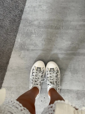 Dior skor - Jätte snygga dior skor i storlek 38. Dom är knappt använda och i sitt bästa skick som man ser❤️ Skriv vid frågor/intresse. Kan sänka pris vid direktköp!