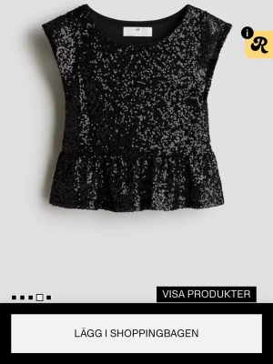 Svart glittrig topp med volang - Snygg svart topp med glittriga paljetter och volang nertill. Toppen är ärmlös och har en rund halsringning. Perfekt för dig som vill sticka ut lite extra med en festlig look.
