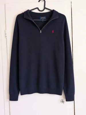 Stickad Ralph Lauren 1/4 zip - Tjena, jag säljer en riktigt snygg och populär stickad Ralph Lauren 1/4 zip☺️ Den är i mycket bra skick och har inga fläckar eller skador😁 Den är självklart äkta✅ Skicka om du har några frågor😄