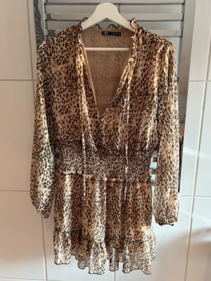 Zara klänning  - slutsåld zara klänning perfekt under sommaren. säljs i storlek M men passar både s och l. 