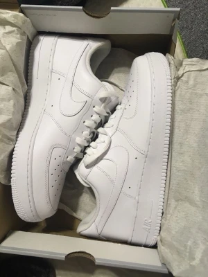 Helvita Nike Air Force 1 sneakers - Klassiska helvita Nike Air Force 1 sneakers. Helt nya. Kommer i storlek 42
