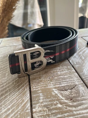 BB bälte - Bälte med silver buckla och fin design. Skriv vid funderingar🤗🥳