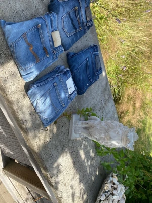 Jeans bundle! - Jeans säljes!!, mörkblåa nudie=W27,L33, skick 9/10. Ljusa nudie=W30, uppsydda till L30, skick 7/10. Replays=W28,L30, skick 8/10. Tiger of sweden=W27,L32, skick 7/10. Alla säljs tillsammans!, perfekt för en bra reselling början här på Plick, hör av er vid frågor 🫡😄