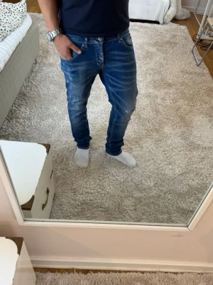 Dondup George med slitningar  - Dondup Jeans | skick 9/10 | Storlek 34 | Pris - 899kr | Modellen är ca 180cm lång | Hör av dig vid minsta fråga eller fundering!!