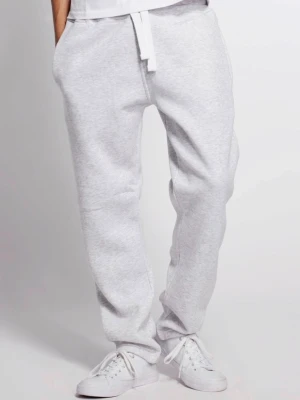 Russemerch byxor gråa - Säljer ett par ljusgrå mjukisbyxor med avslappnad passform och resår i midjan samt dragsko. Byxorna har sidofickor och är tillverkade i mjukt sweatshirtmaterial. Perfekta för chill dagar eller när du vill vara extra bekväm.