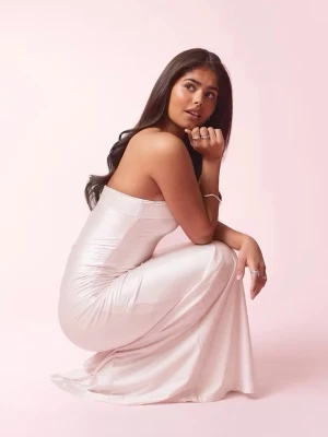 Gina Tricot prom satin dress - Bara använd en gång på min studentmiddag så den är i jättefint skick. Superfin satinklänning med slits i sidan och figurnära passform. Säljer den för jag inte kommer använda den igen. Perfekt till student, bal, bröllop, fest eller andra fina tillfällen. Nytvättad. Skickas gärna eller möts upp💕 Nypris 460kr