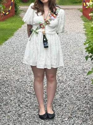 Studentklänning - Nu säljer jag min jätte fina student klänning till nästa års studenter!🎓 nypris är 700kr