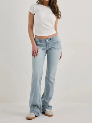 Ljusblå bootcut jeans från Nelly - Säljer ett par ljusblå bootcut jeans från Nelly med klassisk femficksmodell och låg midja. Jeansen har en snygg tvättad look och är tillverkade i mjukt denimtyg med lite stretch för extra komfort. Perfekta för en avslappnad och trendig stil. DE är helt nya med tag på ny pros är 699 så säljer för mycket lägre