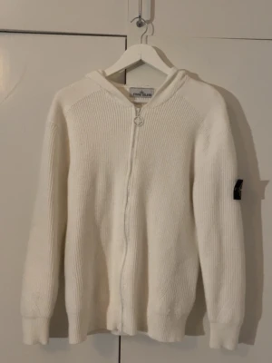 Stone island cardigan / hoodie  - En tvär fet stone island cardigan/hoodie i bra skick och i storlek M. Passar utmärkt för sena kvällar och är bara tvär fet allmänt. tveka ej att höra av er 🙏🥂