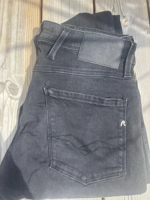 Svarta REPLAY ”Anbass” - Snygga svarta jeans med rak passform, det är repalay och modellen Anbass som är väldigt populär. Helt nya utan lappar. Hör av er om fler bilder!
