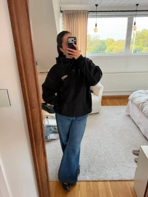 Balenciaga hoodie - Köpt från MyTheresa för flera år sedan.  Knappt använd.  Märket på framsidan är en aning skavt annars inga anmärkningar.  Pris är alltid diskuterbart.  Skriv för bilder på taggar osv.