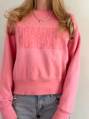 Korall/Rosa sweatshirt från Mads Nørgaard - Säljer en fin sweatshirt från Mads Nørgaard i en härlig korallrosa nyans med diskret ton-i-ton-logga framtill. Ett stilrent kvalitetsplagg som passar perfekt till jeans, shorts eller kjol.  Köptes dyrt därav priset ❣️
