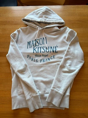 Maison kitsune hoodie  - Sjuk fett hoodie från Maison kitsune i storlek M. Den är i mycket fint skick bara en liten fläck som går bort i tvätten. Hör av er vid funderingar! 