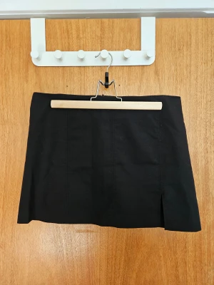 Minikjol med slits - Kort kjol med slits och dragkedja bak.