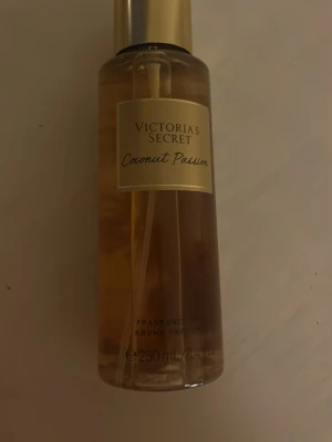  Coconut Passion mist - Fräsch body mist från Victoria's Secret i doften Coconut Passion. Helt ny! Säljer även lotion till ifall man är intresserad 