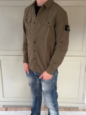 Stone Island Overshirt Skjorta Mörkgrön Khaki - Riktigt fet overshirt från Stone Island i storlek L men sitter som M (fråga om mått) (modell: ca182,ca69kg). I färgen mörkgrön, olive. Den är i jättefint skick, i princip ny. 🤟