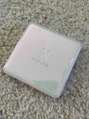 Haus Labs highlighter - Knappt använd highlighter från haus labs i färgen ”Sunstone”. Se bilder för skick.
