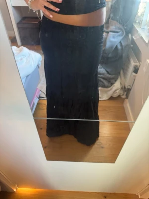 Svart långkjol - Svart långkjol från hm i Storlek 164/s. Stretchig i midjan så skulle säga att de passar både nån storlek mindre och nån storlek större. 